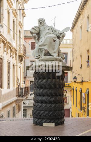 Sculptures à la Placa Gala i Salvador Dali devant le Teatre-Museu Dali à Figueras, Espagne, Europe Banque D'Images