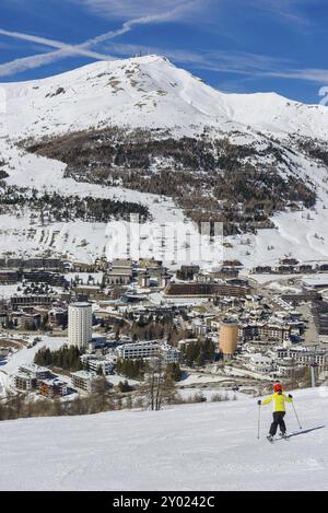 Vue sur les pistes enneigées de Sestriere dans la station de ski de la voie lactée dans le Piémont Banque D'Images