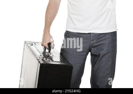 Homme dans la main de vêtements décontractés tenant grande valise de voyage blanc isolé Banque D'Images