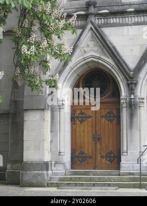 Belle porte d'une nouvelle église gothique Banque D'Images