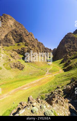 Les touristes en randonnée dans un magnifique Eagle Valley ou Yolyn Am également connu sous le nom de Gorge Vautour niché entre les montagnes du sud de la Mongolie. La verticale Banque D'Images