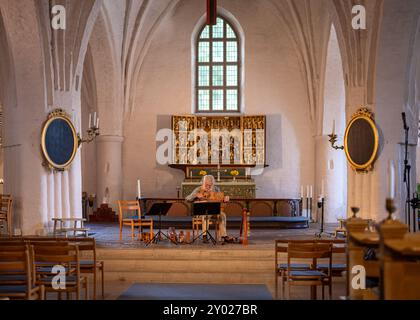 Intérieur de l'église Saint-Laurent à Söderköping, Suède pendant le festival médiéval annuel août 2024. L'église date du 12ème siècle mais Banque D'Images