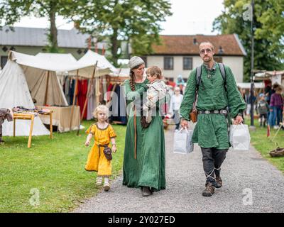 Famille au Festival médiéval annuel dans le quartier historique de Söderköping. Cette ville idyllique date de l'époque médiévale et est une destination de voyage populaire. Banque D'Images