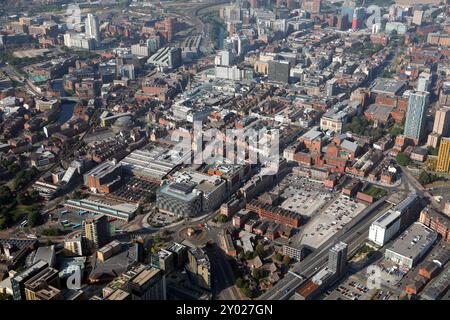 Vue aérienne du centre-ville de Leeds depuis le nord-est avec Eastgate / The Headrow Road et le centre commercial John Lewis & Victoria. Banque D'Images