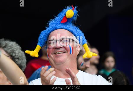 Paris, France. 31 août 2024. Paralympiques, Paris 2024, athlétisme, stade de France, un fan français se tient dans le stade. Crédit : Julian Stratenschulte/dpa/Alamy Live News Banque D'Images