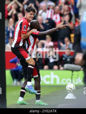 Londres, Royaume-Uni. 31 août 2024. Londres, le 31 août 2024 : Christian Norgaard de Brentford saute sur Yoane Wissa de Brentford Back qui marque le 3e de l'après-midi lors du match de premier League entre Brentford et Southampton au GTECH Community Stadium le 31 août 2024 à Londres, en Angleterre. (Pedro Soares/SPP) crédit : photo de presse SPP Sport. /Alamy Live News Banque D'Images