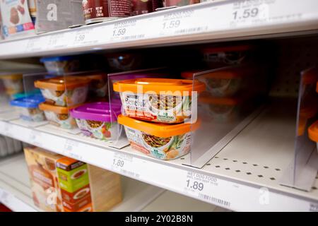 Los Angeles, Californie, États-Unis - 2022-05-05 : une vue de plusieurs contenants de plats préparés Purina Beneful, au magasin. Banque D'Images