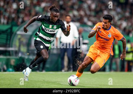 Portugal. 31 août 2024. Geovany Quenda milieu de terrain du Sporting CP combat pour le ballon avec l'attaquant Galeno du FC Porto lors du match Liga Portugal Betclic entre le Sporting CP et le FC Porto à l'Estadio Jose de Alvalade le 30 août 2024 à Amadora, Portugal. Liga Portugal Betclic - Sporting CP vs FC Porto (Valter Gouveia/SPP) crédit : SPP Sport Press photo. /Alamy Live News Banque D'Images