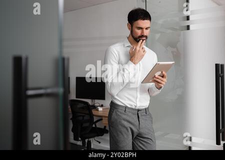 Homme d'affaires mature souriant dans un bureau. Banque D'Images