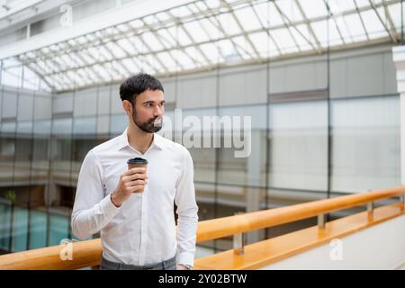 Homme d'affaires mature souriant dans un bureau. Banque D'Images