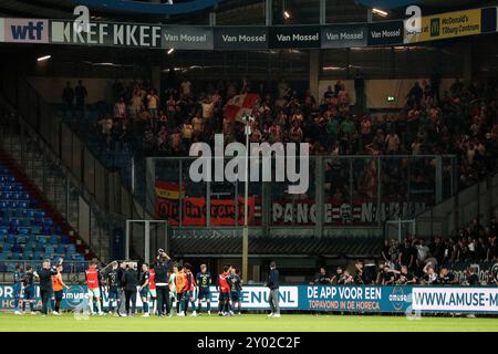 TILBURG - les joueurs du Sparta Rotterdam encouragent les supporters après le match Néerlandais Eredivisie entre Willem II et Sparta Rotterdam au stade Koning Willem II le 31 août 2024 à Tilburg, pays-Bas. ANP JEROEN PUTMANS Banque D'Images