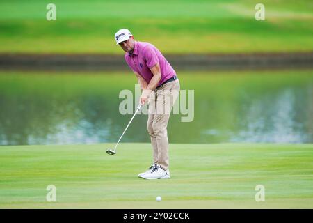 Atlanta, Géorgie, États-Unis. 31 août 2024. Keegan Bradley (États-Unis) lance le 9e green lors de la troisième manche du championnat 2024 du East Lake Golf Club. (Crédit image : © Debby Wong/ZUMA Press Wire) USAGE ÉDITORIAL SEULEMENT! Non destiné à UN USAGE commercial ! Banque D'Images