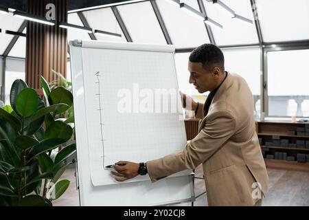 Homme d'affaires debout seul dans un lieu de travail moderne. Banque D'Images