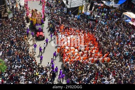 Mumbai, Inde. 31 août 2024. MUMBAI, INDE - AOÛT 31 : des dévots portant l'idole du seigneur de l'idole Ganesh vers le pandal pour le prochain Festival de Ganesh, le 31 août 2024 à Mumbai, Inde. (Photo de Bhushan Koyande/Hindustan Times/Sipa USA ) crédit : Sipa USA/Alamy Live News Banque D'Images