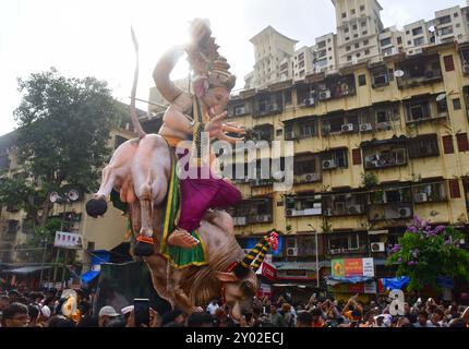 Mumbai, Inde. 31 août 2024. MUMBAI, INDE - AOÛT 31 : des dévots portant l'idole du seigneur de l'idole Ganesh vers le pandal pour le prochain Festival de Ganesh, le 31 août 2024 à Mumbai, Inde. (Photo de Bhushan Koyande/Hindustan Times/Sipa USA ) crédit : Sipa USA/Alamy Live News Banque D'Images