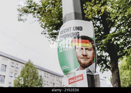 Ein verunstaltetes Plakat von Michael Kretschmer, Ministerpraesident von Sachsen, haengt an einer Laterne, aufgenommen in Dresde, 31.08.2024. AM 01.09. Wird in Sachsen ein neuer Landtag gewaehlt. Dresde Deutschland *** affiche dégradée de Michael Kretschmer, premier ministre de Saxe, accrochée à un lampadaire, prise à Dresde, 31 08 2024 le 01 09 un nouveau parlement d'Etat sera élu en Saxe Dresde Allemagne Copyright : xFlorianxGaertner/photothek.dex Banque D'Images