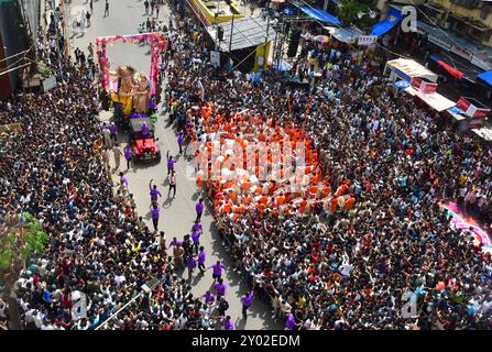 Mumbai, Inde. 31 août 2024. MUMBAI, INDE - AOÛT 31 : des dévots portant l'idole du seigneur de l'idole Ganesh vers le pandal pour le prochain Festival de Ganesh, le 31 août 2024 à Mumbai, Inde. (Photo de Bhushan Koyande/Hindustan Times/Sipa USA ) crédit : Sipa USA/Alamy Live News Banque D'Images