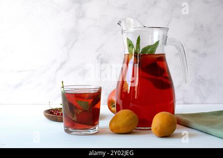 Boire avec des fruits dans une cruche. Compote de baies. Boissons rafraîchissantes pour l'été à base de baies Banque D'Images