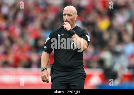 L'arbitre Simon Hooper siffle lors du match de premier League Nottingham Forest vs Wolverhampton Wanderers à City Ground, Nottingham, Royaume-Uni, le 31 août 2024 (photo de Craig Thomas/News images) Banque D'Images