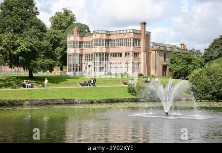 Une vue d'Astley Hall depuis le bord du lac, Astley Park, Chorley, Lancashire, Royaume-Uni, Europe Banque D'Images