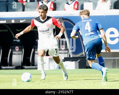 Francfort-sur-le-main, Allemagne. 31 août 2024. Omar Marmoush (Eintracht Frankfurt, 7) AM Ball im Duell mit Tim Drexler (TSG Hoffenheim, 4). 31.08.2024, Fussball, 1. Bundesliga, Eintracht Frankfurt - TSG Hoffenheim, GER, Frankfurt am main, Deutsche Bank Park, DFL LA RÉGLEMENTATION INTERDIT TOUTE UTILISATION DE PHOTOGRAPHIES COMME SÉQUENCES D'IMAGES ET/OU QUASI-VIDÉO. Crédit : dpa/Alamy Live News Banque D'Images