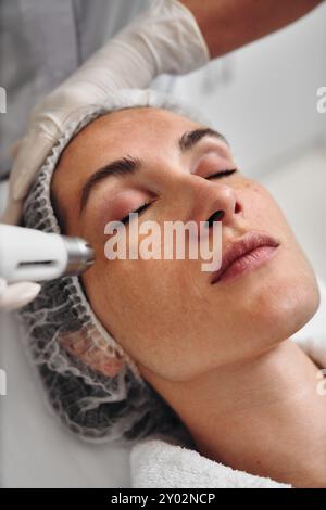 Femme recevant un traitement facial dans un spa pendant la journée Banque D'Images