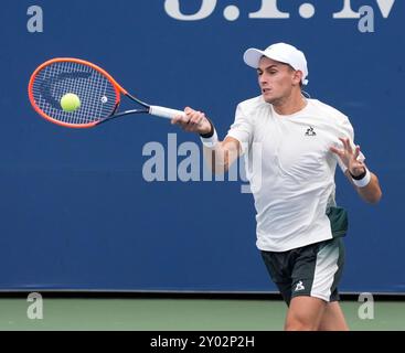 31 août 2024 : Matteo Arnaldi (ITA) perd face à Jordan Thompson (AUS) 7-5 dans le premier set de l'US Open joué au Billie Jean King National Tennis Center à Flushing, Queens, NY, {USA} © Grace Schultz/Cal Sport Media (crédit image : © Grace Schultz/Cal Sport Media) Banque D'Images