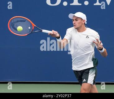 31 août 2024 : Matteo Arnaldi (ITA) perd face à Jordan Thompson (AUS) 7-5 dans le premier set de l'US Open joué au Billie Jean King National Tennis Center à Flushing, Queens, NY, {USA} © Grace Schultz/Cal Sport Media Banque D'Images