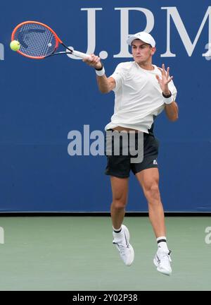 31 août 2024 : Matteo Arnaldi (ITA) perd face à Jordan Thompson (AUS) 7-5 dans le premier set de l'US Open joué au Billie Jean King National Tennis Center à Flushing, Queens, NY, {USA} © Grace Schultz/Cal Sport Media Banque D'Images