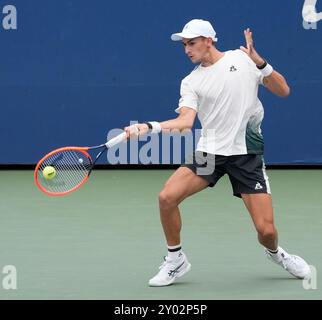 31 août 2024 : Matteo Arnaldi (ITA) perd face à Jordan Thompson (AUS) 7-5 dans le premier set de l'US Open joué au Billie Jean King National Tennis Center à Flushing, Queens, NY, {USA} © Grace Schultz/Cal Sport Media Banque D'Images