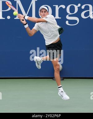 31 août 2024 : Matteo Arnaldi (ITA) perd face à Jordan Thompson (AUS) 7-5 dans le premier set à l'US Open qui se joue au Billie Jean King National Tennis Center à Flushing, Queens, NY, {USA} Â©Grace Schultz/Cal Sport Media Banque D'Images