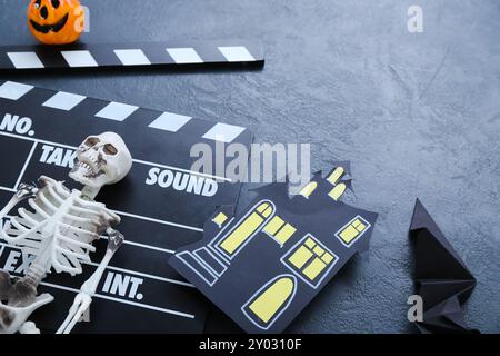 Clapperboard avec décor d'Halloween différent sur fond bleu grunge Banque D'Images