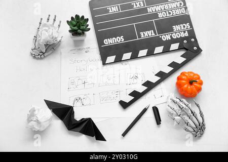 Clapperboard avec storyboard et décor d'Halloween différent sur fond blanc Banque D'Images