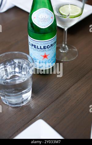 Los Angeles, Californie, États-Unis - 2022-05-05 : vue d'un verre d'eau pétillante de San Pellegrino, dans un restaurant. Banque D'Images