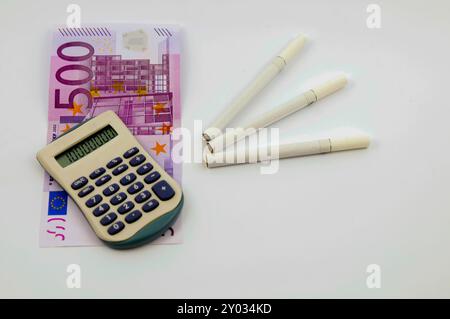 Vue rapprochée des euros, calculatrice et cigarettes. Ne dépensez pas d'argent dans une vie malsaine. Banque D'Images