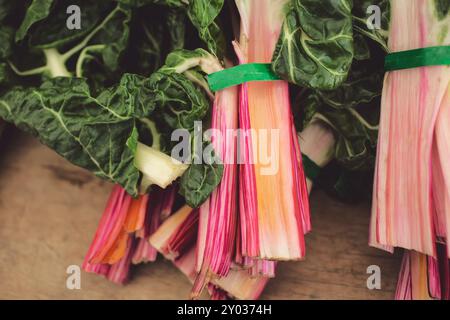 Une vue de haut en bas d'une table pleine de liasses de cardes suisses, exposée sur un marché fermier local. Banque D'Images