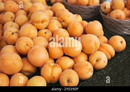 Une vue d'un grand tas d'abricots, exposé sur un marché fermier local. Banque D'Images