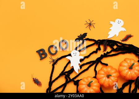 Composition avec le mot BOO, citrouilles et décor pour Halloween sur fond de couleur Banque D'Images