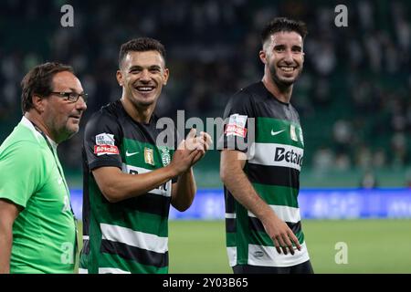 31 août 2024. Lisbonne, Portugal. L'attaquant portugais Pedro Goncalves (8) (C) et le défenseur portugais Goncalo Inacio (25) en action lors du match de la Journée 4 de Liga Portugal Betclic, Sporting CP vs FC Porto crédit : Alexandre de Sousa/Alamy Live News Banque D'Images