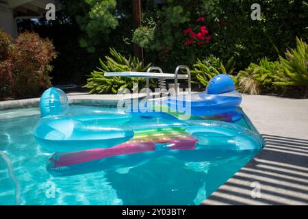 Une vue sur deux flotteurs gonflables de piscine. Banque D'Images