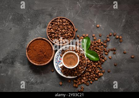 Concept de café turc, tasse de café avec des grains de café sur fond rustique Banque D'Images