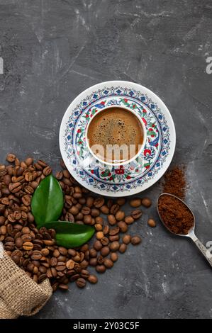 Concept de café turc, tasse de café avec des grains de café sur fond rustique Banque D'Images