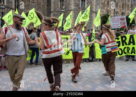 Windsor, Royaume-Uni. 31 août 2024. Les danseurs Morris ont une performance pendant la démonstration. Les membres de l'extinction Rebellion se sont rassemblés pour le week-end à Windsor, près du château. Week-end appelé «améliorer la démocratie» parce que selon la rébellion d'extinction le système politique est dépassé et il n'est pas capable de répondre à la crise climatique et écologique à laquelle l'humanité est confrontée. Crédit : SOPA images Limited/Alamy Live News Banque D'Images