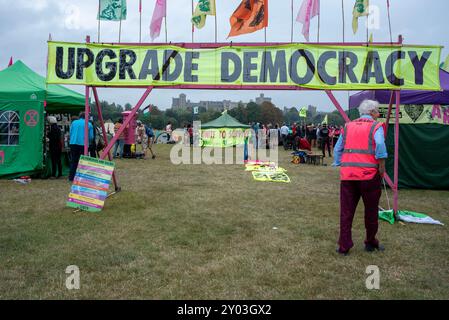 Windsor, Royaume-Uni. 31 août 2024. Porte du camp extinction Rebellion près du château de Windsor. Les membres de l'extinction Rebellion se sont rassemblés pour le week-end à Windsor, près du château. Week-end appelé «améliorer la démocratie» parce que selon la rébellion d'extinction le système politique est dépassé et il n'est pas capable de répondre à la crise climatique et écologique à laquelle l'humanité est confrontée. Crédit : SOPA images Limited/Alamy Live News Banque D'Images