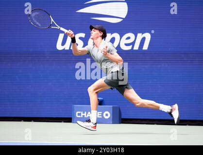 29 août 2024, Flushing Meadows, US Open : Jannik Sinner d'Italie en action contre Alex Michelson des États-Unis lors de leur match de deuxième tour le premier jour de l'US Open. Banque D'Images