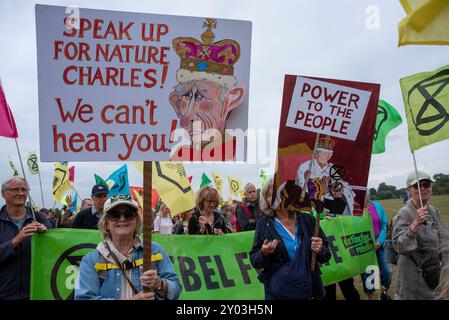 Windsor, Royaume-Uni. 31 août 2024. Les manifestants tiennent des pancartes et une banderole pendant la marche à Windsor. Les membres de l'extinction Rebellion se sont rassemblés pour le week-end à Windsor, près du château. Week-end appelé «améliorer la démocratie» parce que selon la rébellion d'extinction le système politique est dépassé et il n'est pas capable de répondre à la crise climatique et écologique à laquelle l'humanité est confrontée. (Photo de Krisztian Elek/SOPA images/SIPA USA) crédit : SIPA USA/Alamy Live News Banque D'Images