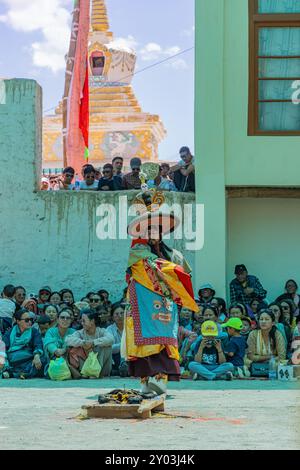 Moine Ladakhi jouant la danse dans un événement portant un costume traditionnel à Leh, Inde, le 5 juillet 2024 Banque D'Images