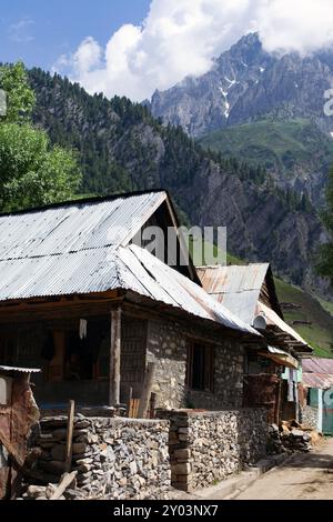 Résidences dans le village de Sonamarg, avec murs en pierre et patios à l'extérieur Banque D'Images