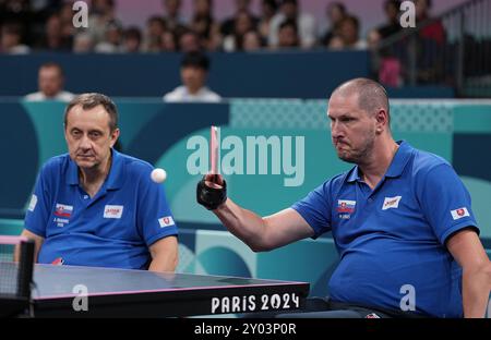 Paris, France. 31 août 2024. Peter Lovas (R)/Jan Riapos concourent lors de la finale des doubles MD4 du para Tennis de table masculin entre Peter Lovas/Jan Riapos de Slovaquie et Jang Yeongjin/Park Sung Joo de Corée du Sud aux Jeux paralympiques de Paris 2024 à Paris, France, le 31 août 2024. Crédit : Hou Zhaokang/Xinhua/Alamy Live News Banque D'Images