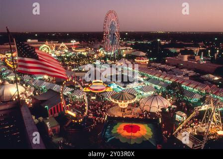 La foire de l'État du Texas à Dallas montrant la grande roue du Texas Star et le milieu en arrière-plan, milieu des années 1990 ©Bob Daemmrich Banque D'Images